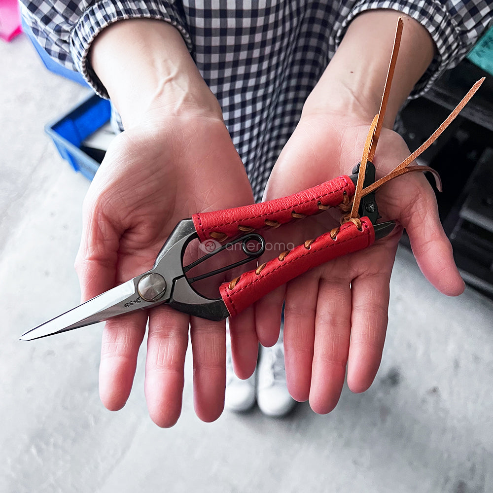 おの義刃物　両刃芽切鋏　7inch leather wrap RED　女性の手に収まる大きさ。